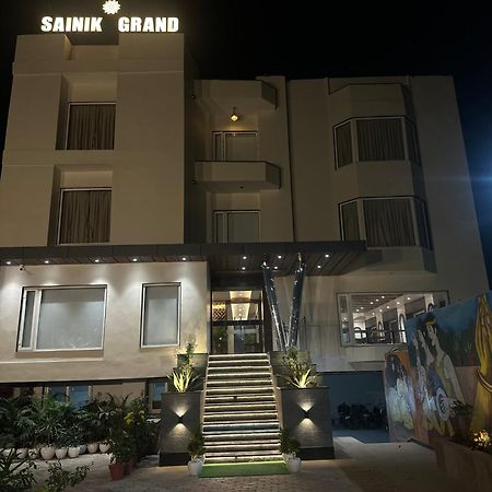 Hotel Sainik Grand Варанаси Экстерьер фото