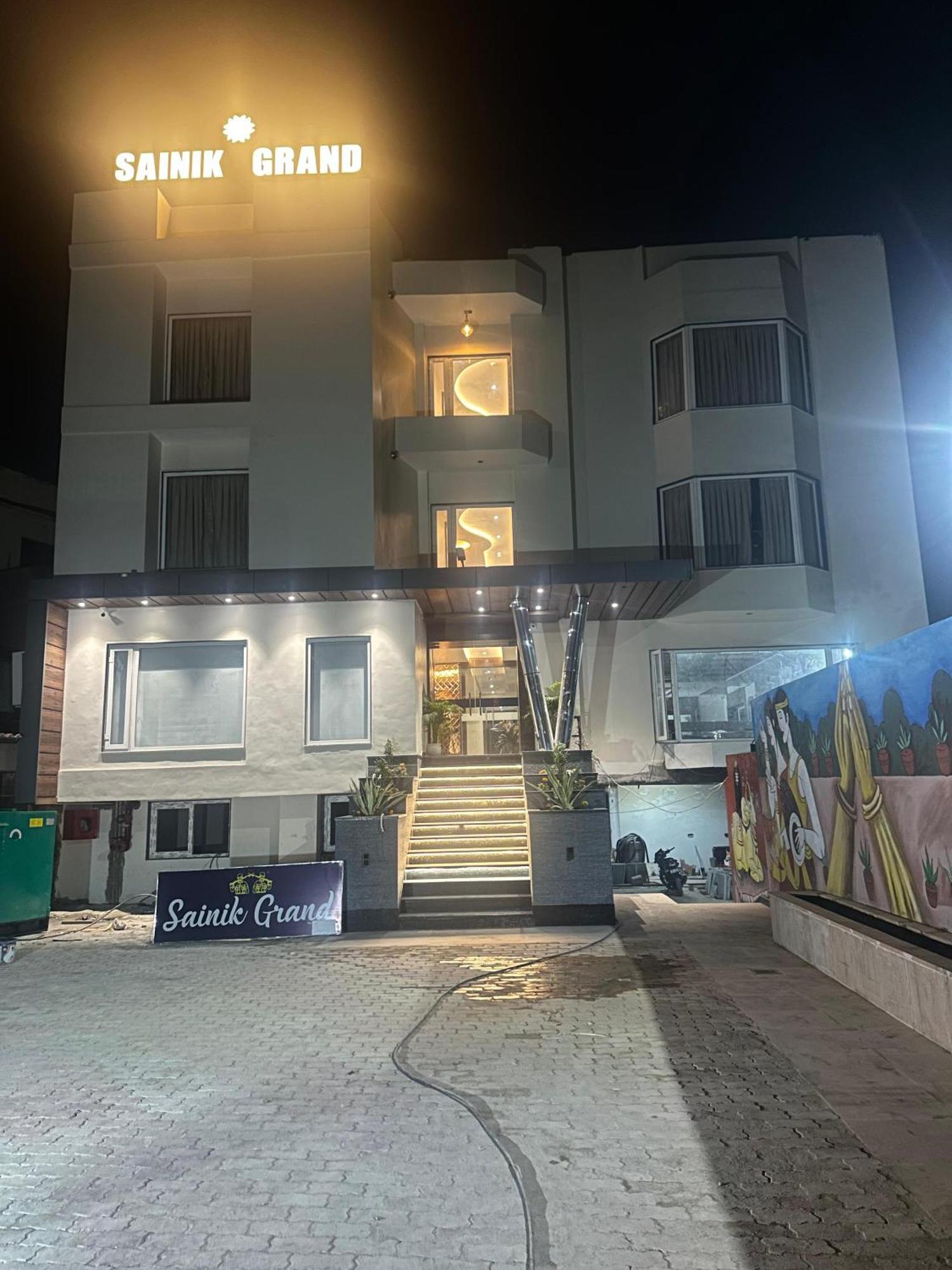 Hotel Sainik Grand Варанаси Экстерьер фото
