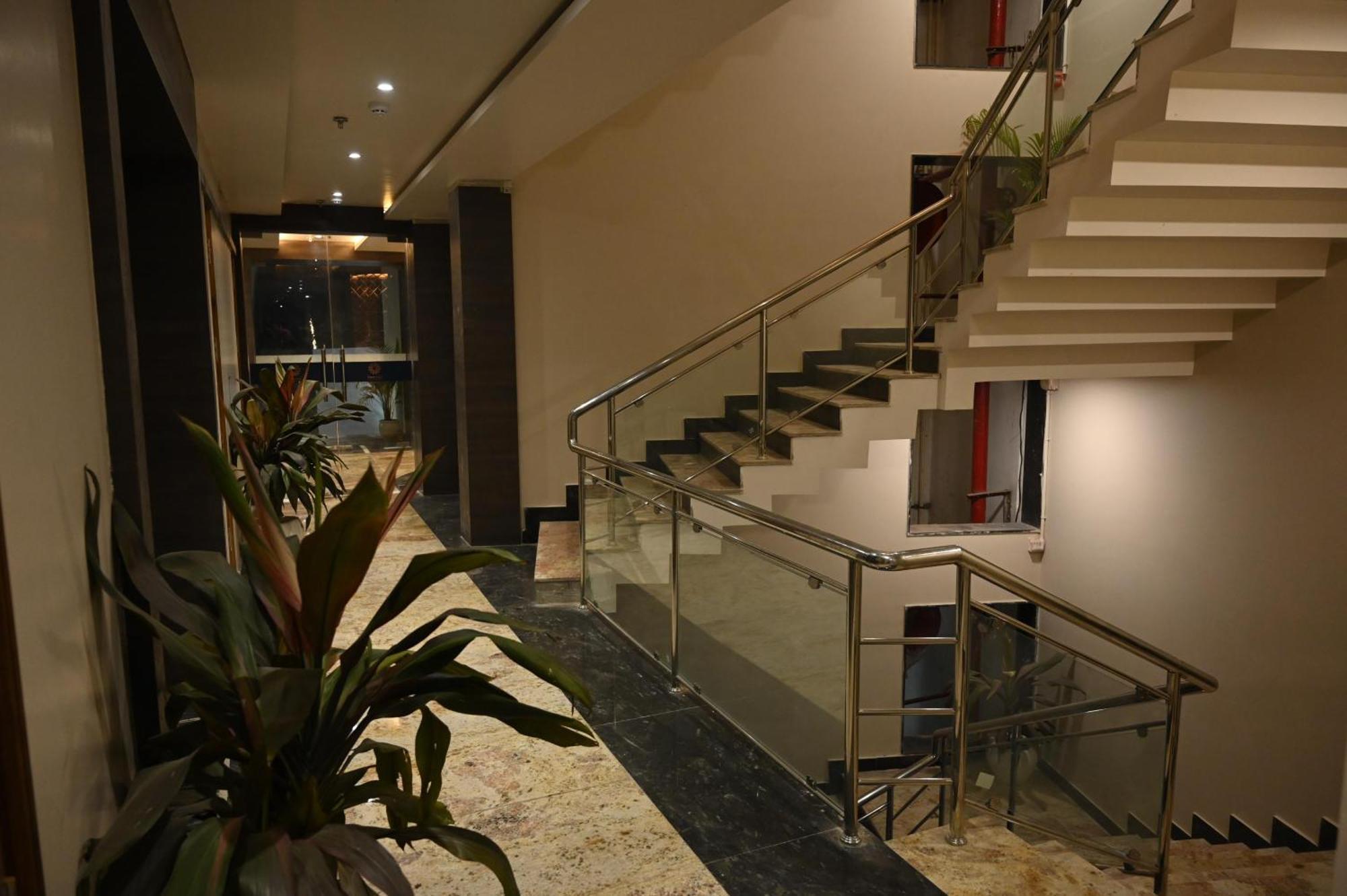 Hotel Sainik Grand Варанаси Экстерьер фото