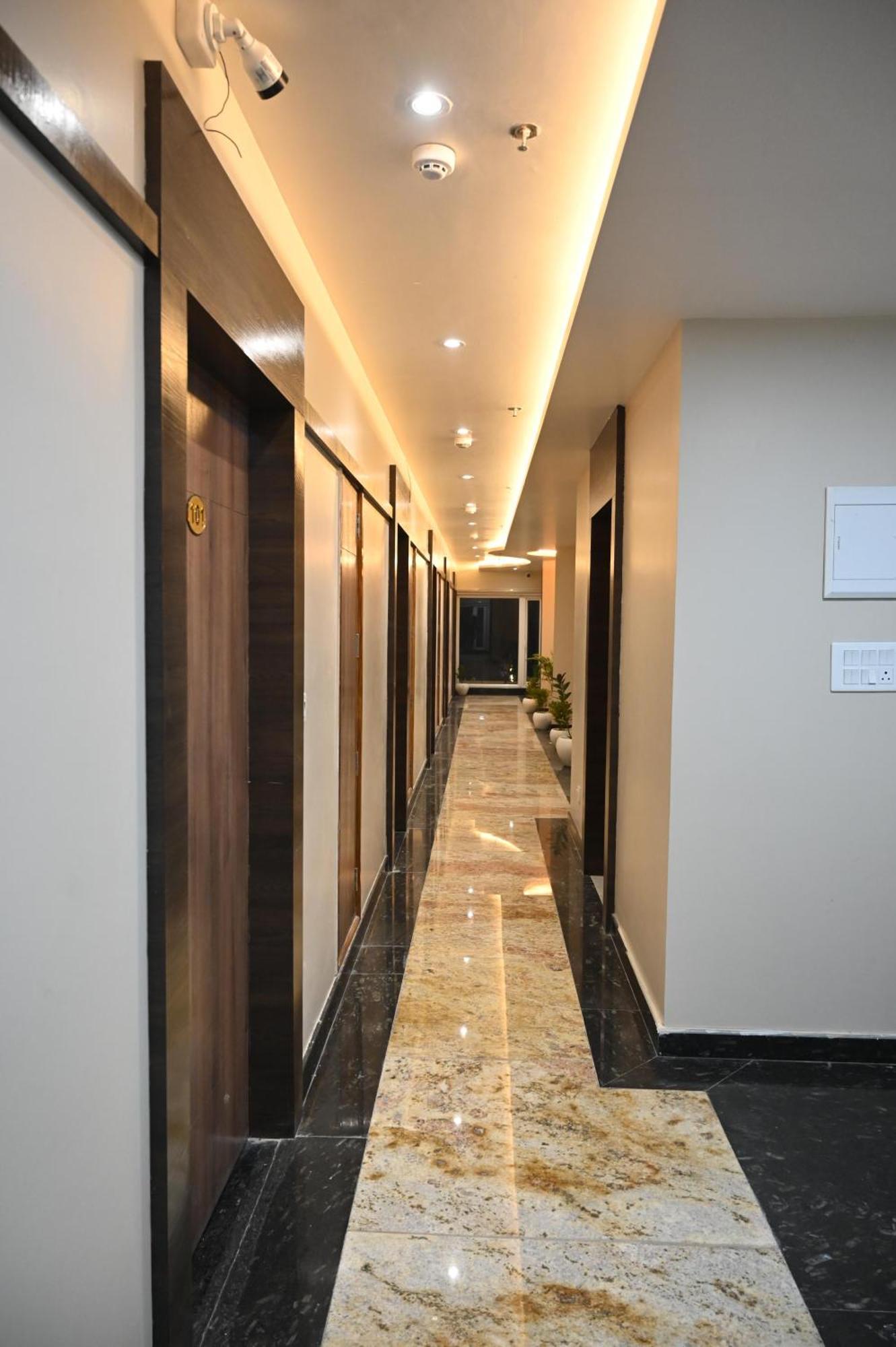 Hotel Sainik Grand Варанаси Экстерьер фото