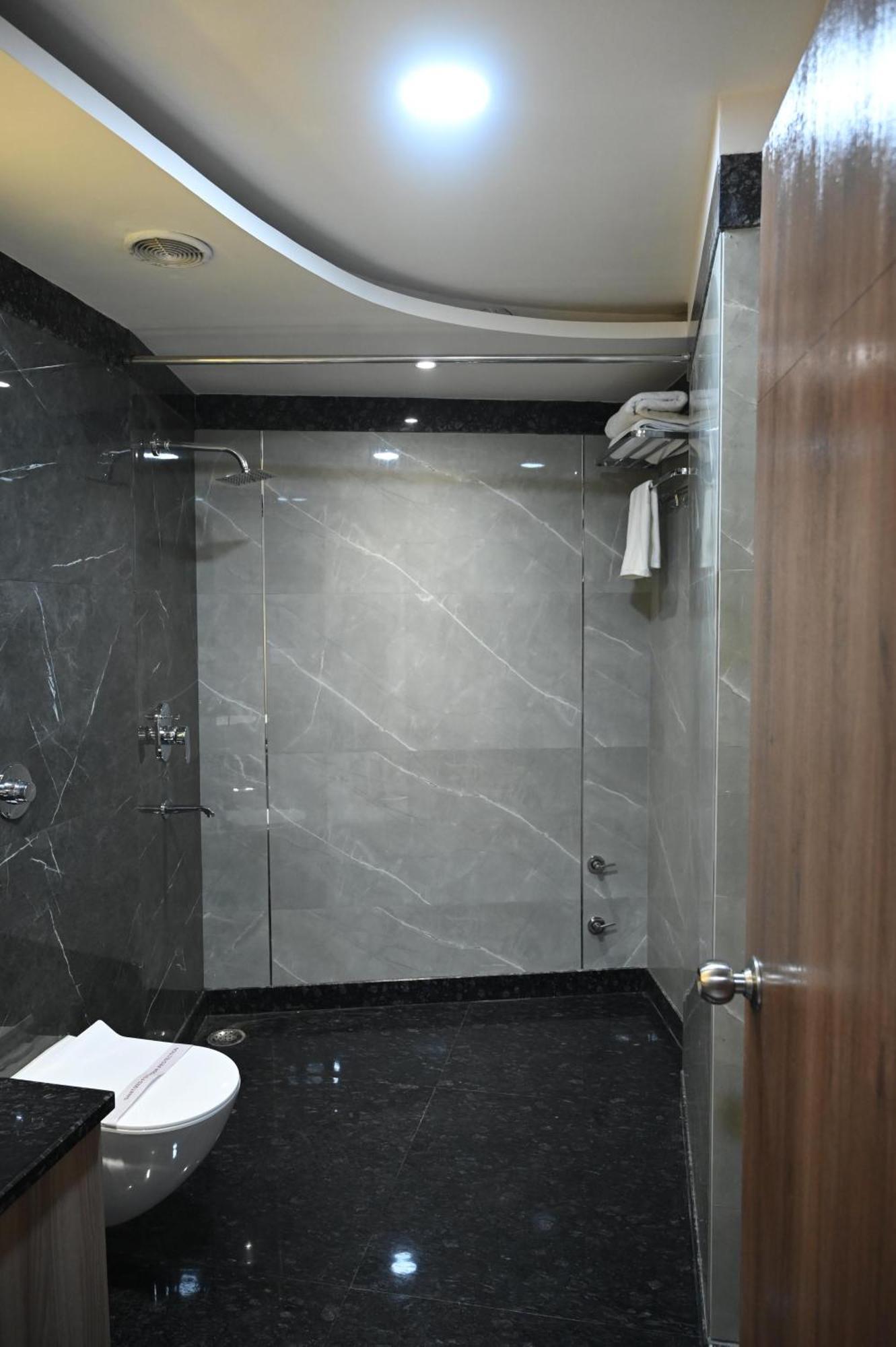 Hotel Sainik Grand Варанаси Экстерьер фото