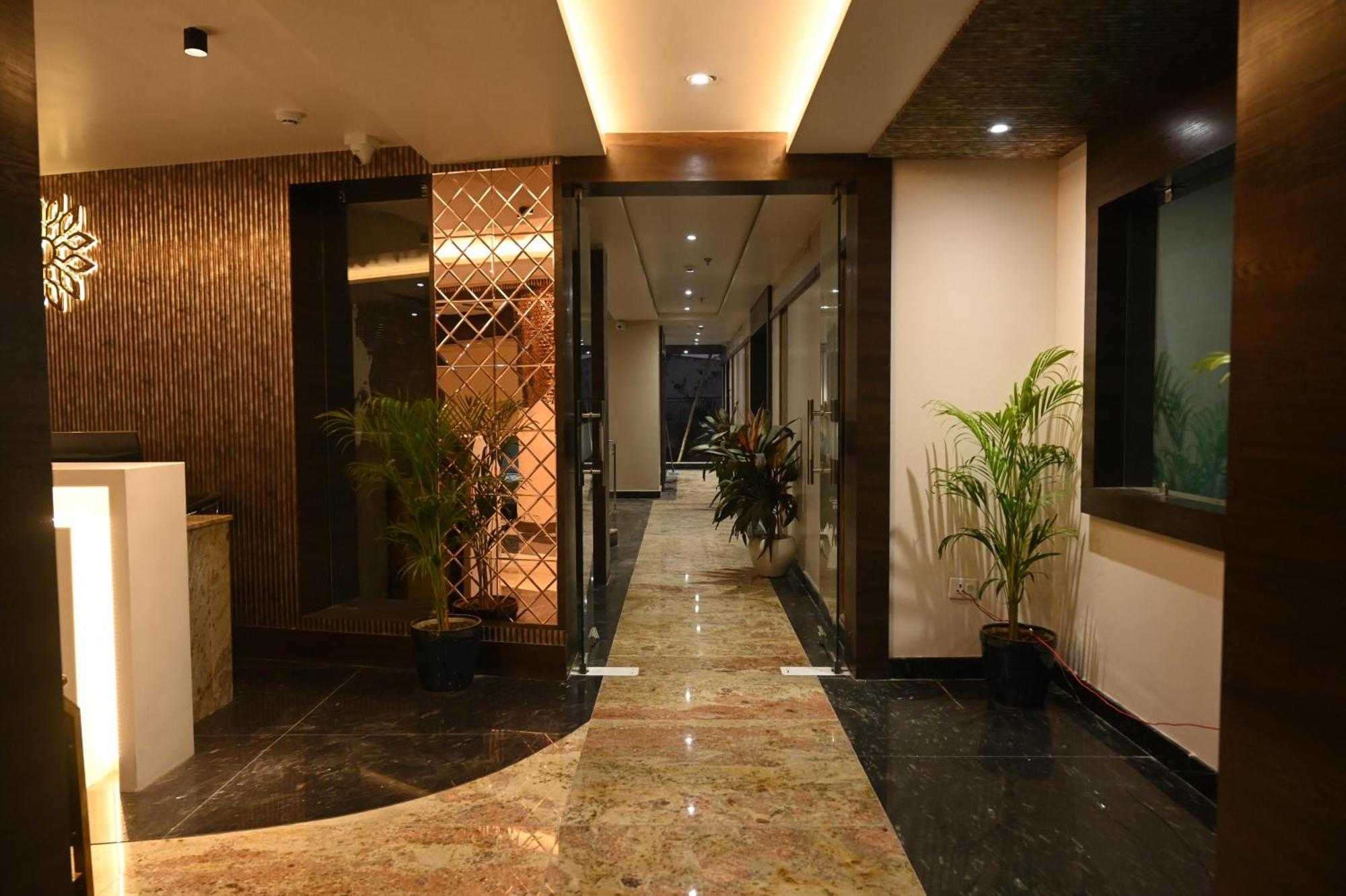 Hotel Sainik Grand Варанаси Экстерьер фото