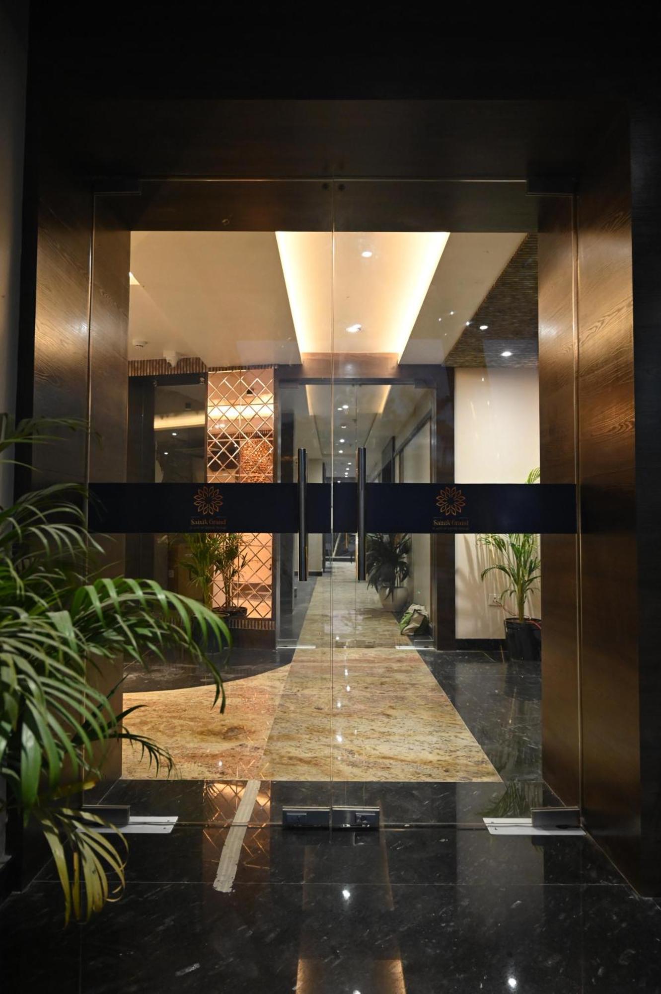 Hotel Sainik Grand Варанаси Экстерьер фото