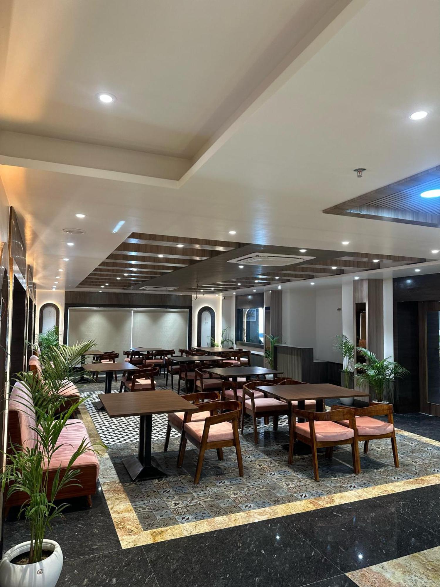 Hotel Sainik Grand Варанаси Экстерьер фото