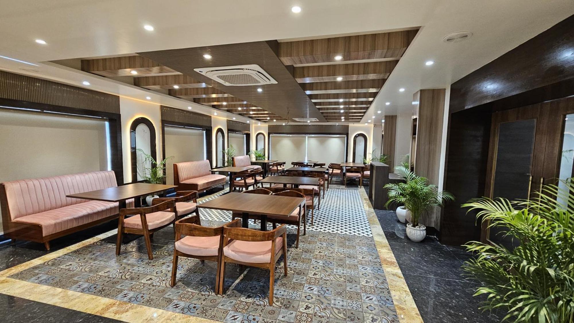 Hotel Sainik Grand Варанаси Экстерьер фото