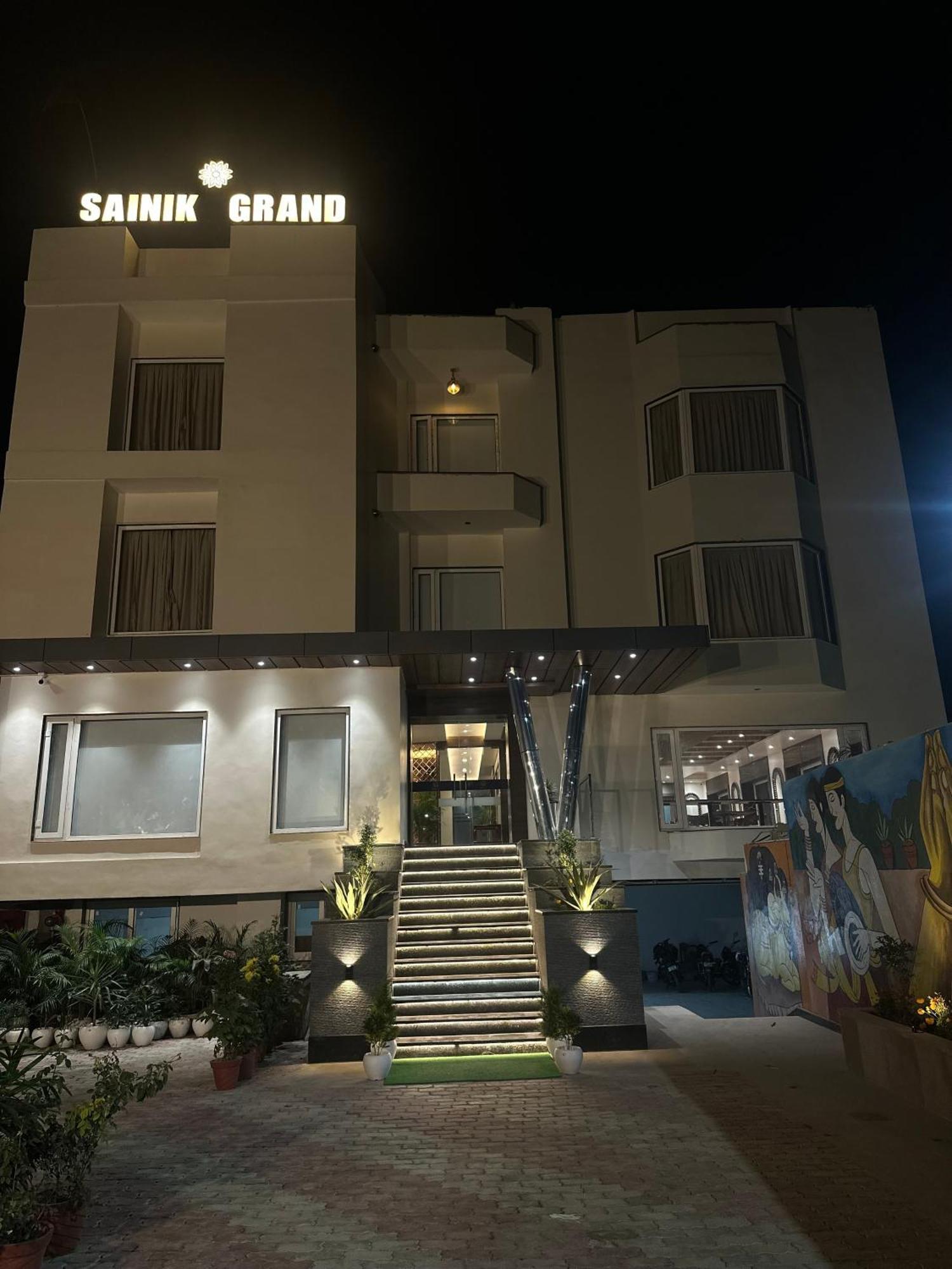 Hotel Sainik Grand Варанаси Экстерьер фото